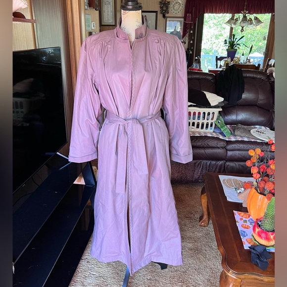 Vintage London Fog trench coat light purple color, belted waist removable lining - Picture 16 of 16